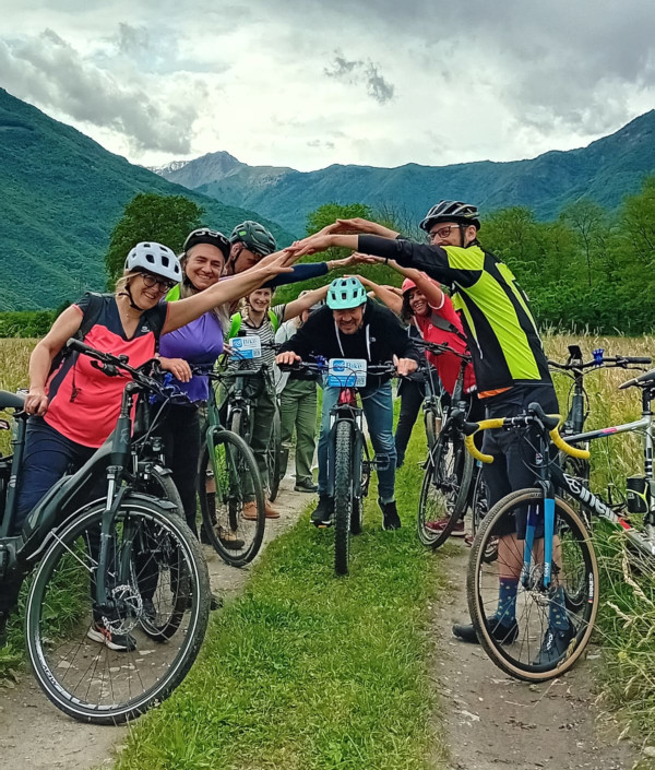 gruppo in bici in partenza da Premosello-Chiovenda
